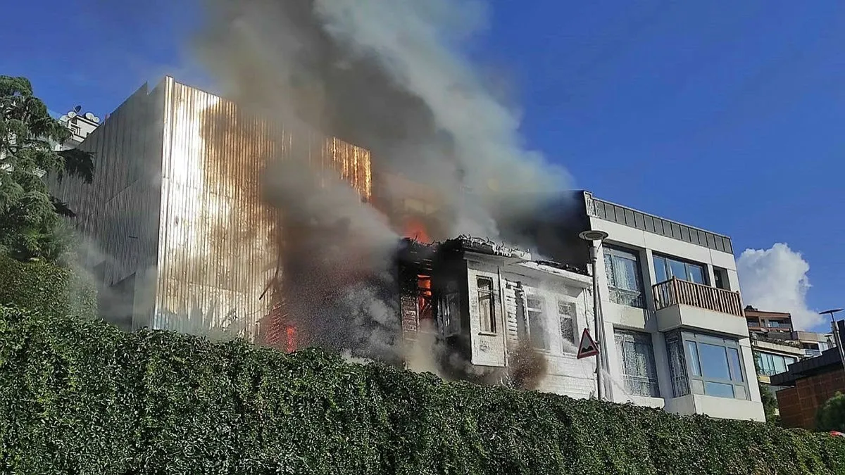 İstanbul Beyoğlu’nda ahşap binada yangın